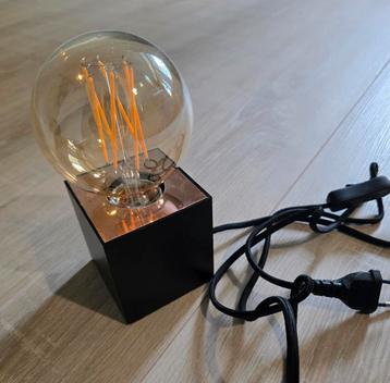 Metalen vierkante tafellamp incl gloeilamp beschikbaar voor biedingen
