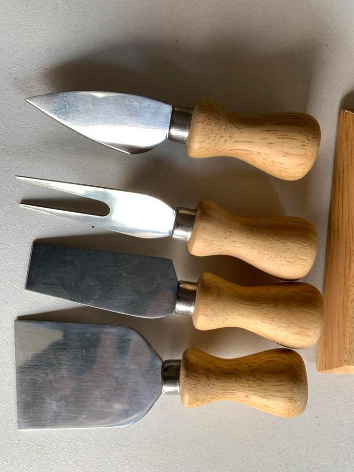 Kaasmessenset - 4 messen + houten houder, Huis en Inrichting, Keuken | Bestek, Nieuw, Bestekset, Hout, Ophalen of Verzenden