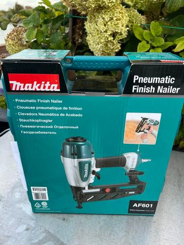Makita nageltacker met RVS nagels nieuw in case beschikbaar voor biedingen