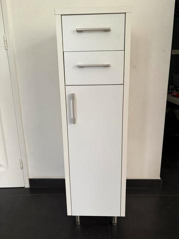 Wit stevig kastje op pootjes met 2 laatjes en 1 deurtje beschikbaar voor biedingen