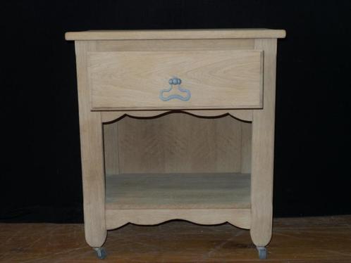 Gezandstraalde kast met lade op wieltjes breedte 75 cm hoogt, Antiek en Kunst, Antiek | Meubels | Kasten, Ophalen