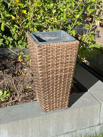 Kunststof gevlochten plantenpot 2x beschikbaar voor biedingen