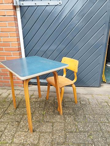 Vintageschool tafel met stoel beschikbaar voor biedingen