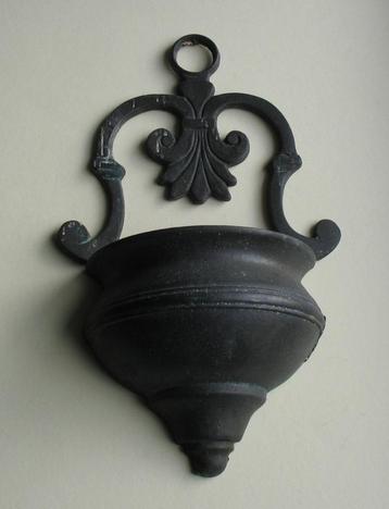 Oud wijwaterbakje beschikbaar voor biedingen