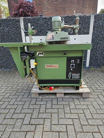 Freesmachine met pennentafel en aanvoerapparraat  beschikbaar voor biedingen