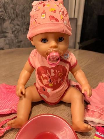 BABY born 43 cm met diverse accessoires (o.a. kleding) beschikbaar voor biedingen