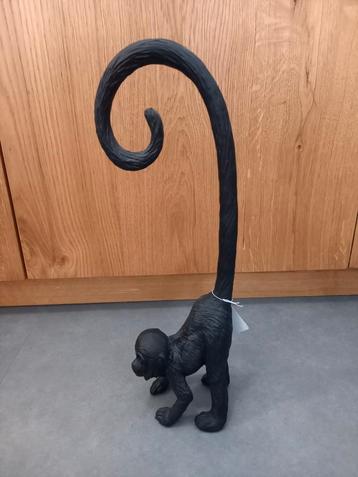 Woondecoratie zwart aapje met lange staart beschikbaar voor biedingen