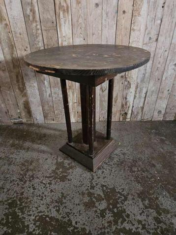 oud rond tafeltje ``WOONWINKEL RUSTIEK`` beschikbaar voor biedingen