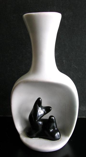 Wit vaasje met hertje. Flora?? beschikbaar voor biedingen
