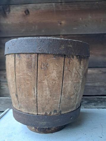 Oude houten emmer met metalen banden beschikbaar voor biedingen