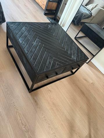 Zwarte houten salontafel met lades beschikbaar voor biedingen