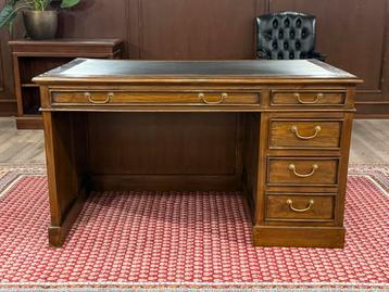 Klassiek Engels bureau #549 beschikbaar voor biedingen