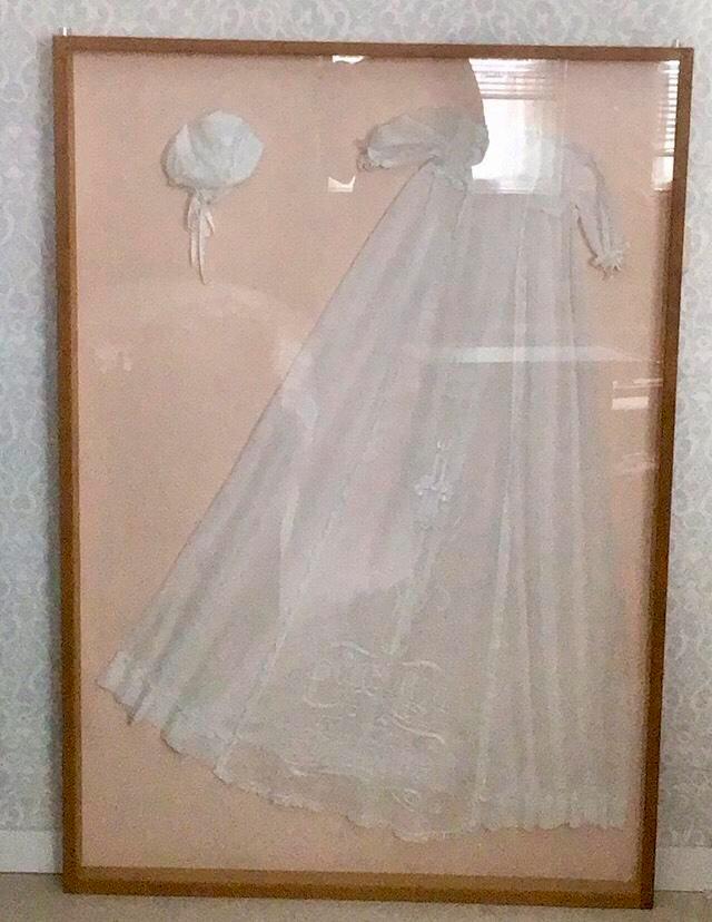 Doopjurk in houten lijst. Handwerk plm 1950., Antiek en Kunst, Antiek | Kleding en Accessoires, Ophalen