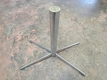 Metalen voet voor stoel, TV, tafel, vintage sixties beschikbaar voor biedingen