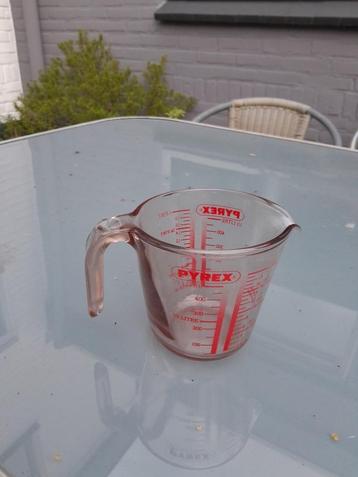 Glazen maatbeker Pyrex, 1/2 liter beschikbaar voor biedingen