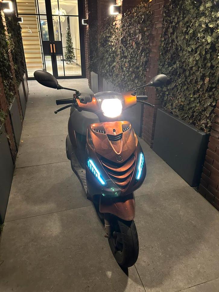 Piaggio zip 50cc snor, Fietsen en Brommers, Scooters | Piaggio, Zo goed als nieuw, Zip, Benzine, Ophalen