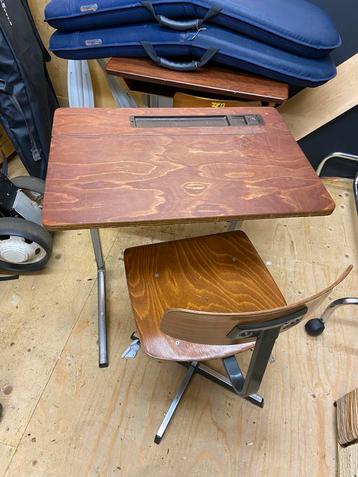 Vintage Schoolbankje met Stoeltje beschikbaar voor biedingen