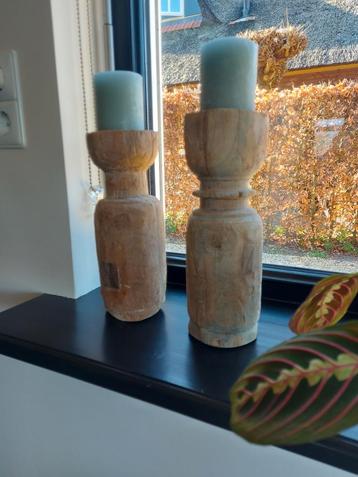 2 stoere houten kandelaars  beschikbaar voor biedingen