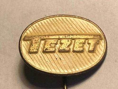 Metalen TEZET Speld (Wit/Metaalkleur)., Verzamelen, Speldjes, Pins en Buttons, Zo goed als nieuw, Speldje of Pin, Transport, Verzenden