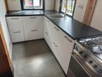 Mooie witte L-vormige keuken met SMEG gasfornuis/oven, Huis en Inrichting, Keuken | Complete keukens, Ophalen, Gebruikt, Wit, Hoekkeuken