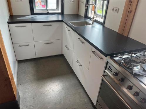 Mooie witte L-vormige keuken met SMEG gasfornuis/oven, Huis en Inrichting, Keuken | Complete keukens, Gebruikt, Hoekkeuken, Wit