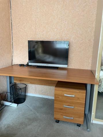 Bureau tafel  beschikbaar voor biedingen