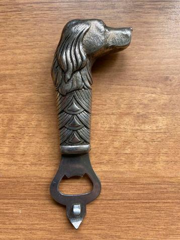 Oude flesopener met hondenkop beschikbaar voor biedingen