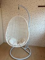 Witte rotan hangstoel met standaard, Huis en Inrichting, Stoelen, Ophalen, Gebruikt, Wit, Riet of Rotan