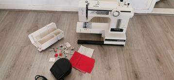 Naaimachine Toyota 2440  werkt goed beschikbaar voor biedingen