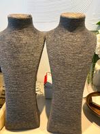 Twee sieraden bustes, Ophalen, Overige materialen, Overige kleuren, 50 tot 75 cm