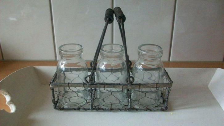 Brocant draadmandje met flesjes, Huis en Inrichting, Woonaccessoires | Schalen en Manden, Zo goed als nieuw, Mand, Rechthoekig