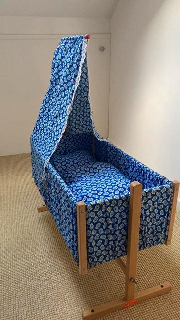 Poppenwieg met kussentje, dekbed en matras beschikbaar voor biedingen