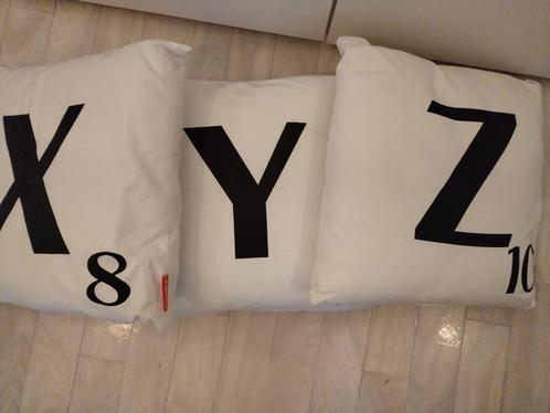 3 Scrabble / Wordfeud sierkussens letters X, Y en Z, Huis en Inrichting, Woonaccessoires | Kussens, Zo goed als nieuw, Beige, Vierkant