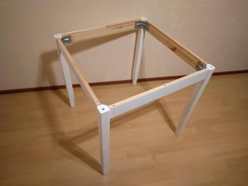 Tafelframe met poten (70 x 70 x 71 cm) beschikbaar voor biedingen