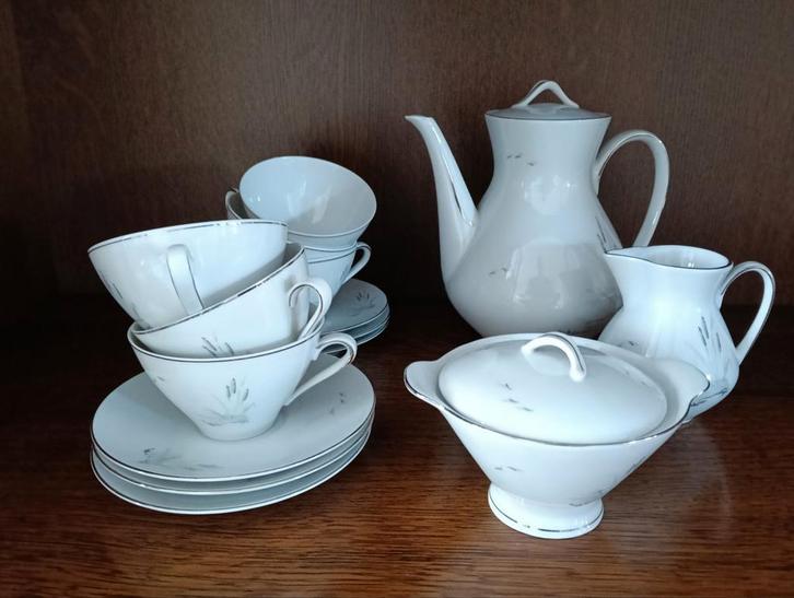 Thee servies.
Is uit de jaren 60, Antiek en Kunst, Antiek | Servies compleet, Ophalen of Verzenden