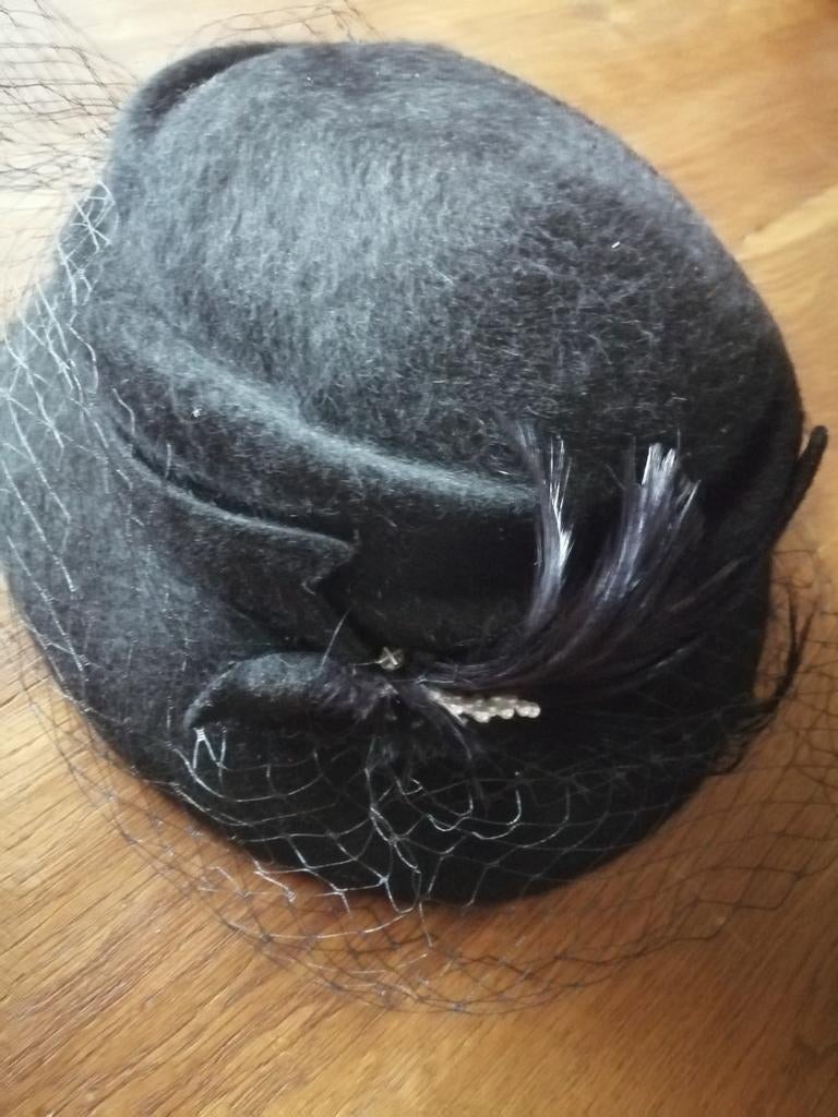 Elegante Carnaval Hoed met tule en veertjes., Ophalen, Hoed, One size fits all, Onbekend