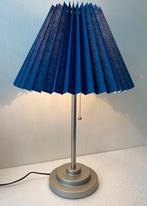 Jaren 80 tafellamp met geplooide kap , Vandeheg, Verzamelen, Retro, Ophalen of Verzenden, Huis en Inrichting