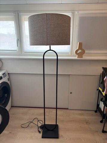 Vloerlamp met gestoffeerde kap beschikbaar voor biedingen