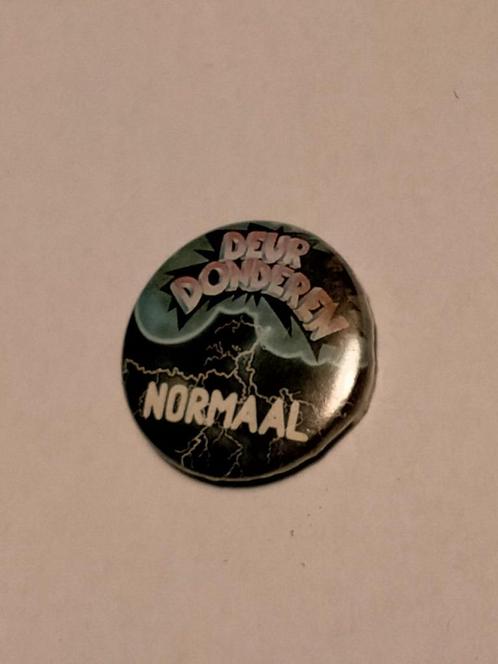Normaal Deurdonderen vintage logo button Hoken KLEIN, Verzamelen, Muziek, Artiesten en Beroemdheden, Gebruikt, Verzenden