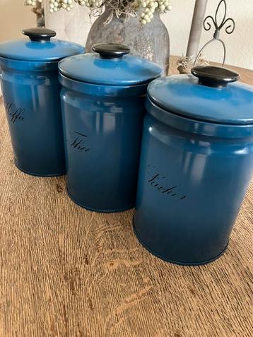 Oude koffie/thee/suiker bussen. beschikbaar voor biedingen