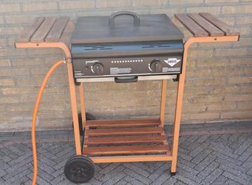 Gasbarbecue deel rooster en deel bakplaat met kar en planken beschikbaar voor biedingen