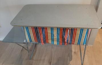 Vintage campingtafeltje beschikbaar voor biedingen