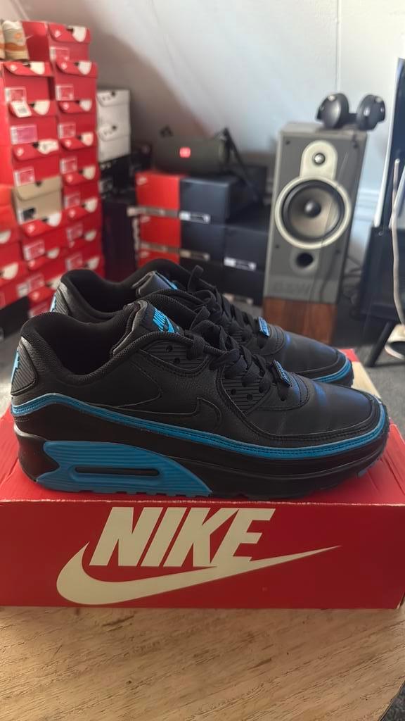 Nike Air Max 90 Undefeated Black Blue Fury EU43, Kleding | Heren, Schoenen, Zo goed als nieuw, Zwart, Ophalen of Verzenden