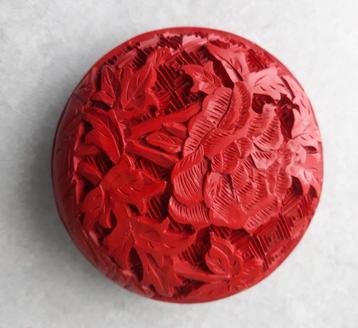 Mooi rond Cinnabar doosje beschikbaar voor biedingen