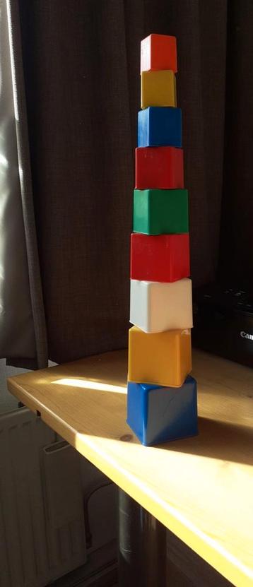 Stapeltoren van blokken vintage speelgoed van vroeger beschikbaar voor biedingen