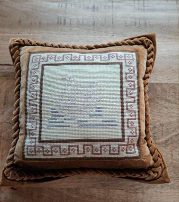 Vintage kussen met borduurmotief zwaan beschikbaar voor biedingen
