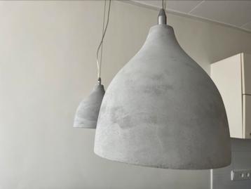 Grijze betonlook hanglamp 2 stuks  beschikbaar voor biedingen