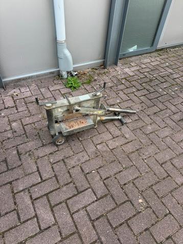 Almi stenenknipper beschikbaar voor biedingen