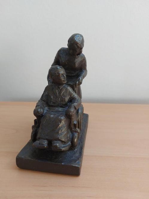 Mooi Beeldje: Mens helpt Medemens  - Tenax Beeldgieterij, Verzamelen, Beelden en Beeldjes, Zo goed als nieuw, Mens, Ophalen of Verzenden