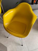 Vitra Eames DAR eetkamerstoel met arm verchroomd mosterd, Huis en Inrichting, Stoelen, Ophalen, Zo goed als nieuw, Vier